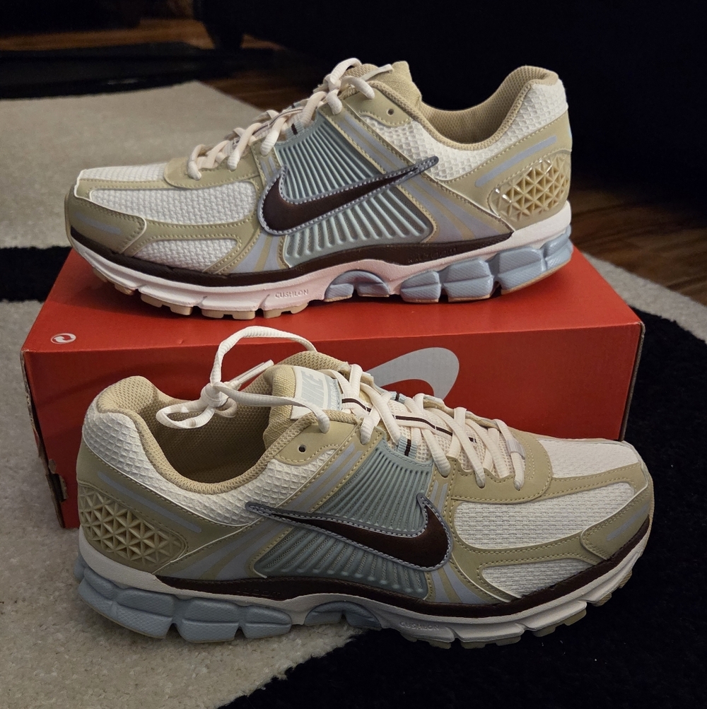 NIKE ZOOM VOMERO 5 SE 'TEAM GOLD' SNEAKER